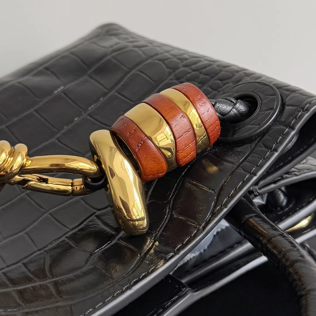 Batch 2880 BOTTEGA VENETA crocodile leather mini andiamo is paired with a four-piece oak hardware set, making the entire bag more layered. As a classic model of the BV family, each innovation brings different surprises to fans. There are three ways to carry it with different makeup. Crocodile skin is called the gold in leather and is famous for its top luxury and rarity. During use, the luster of the crocodile skin will not fade or fade with time. No matter how long it is used, it will still remain new. And because each crocodile skin is different, the effect of each crocodile leather bag is different. Style number: 777614+wood hardware Size: 22*15.5*9cm